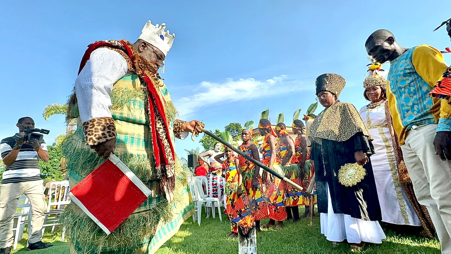 Participants en tenues traditionnelles lors de la cérémonie de la FENATRAG