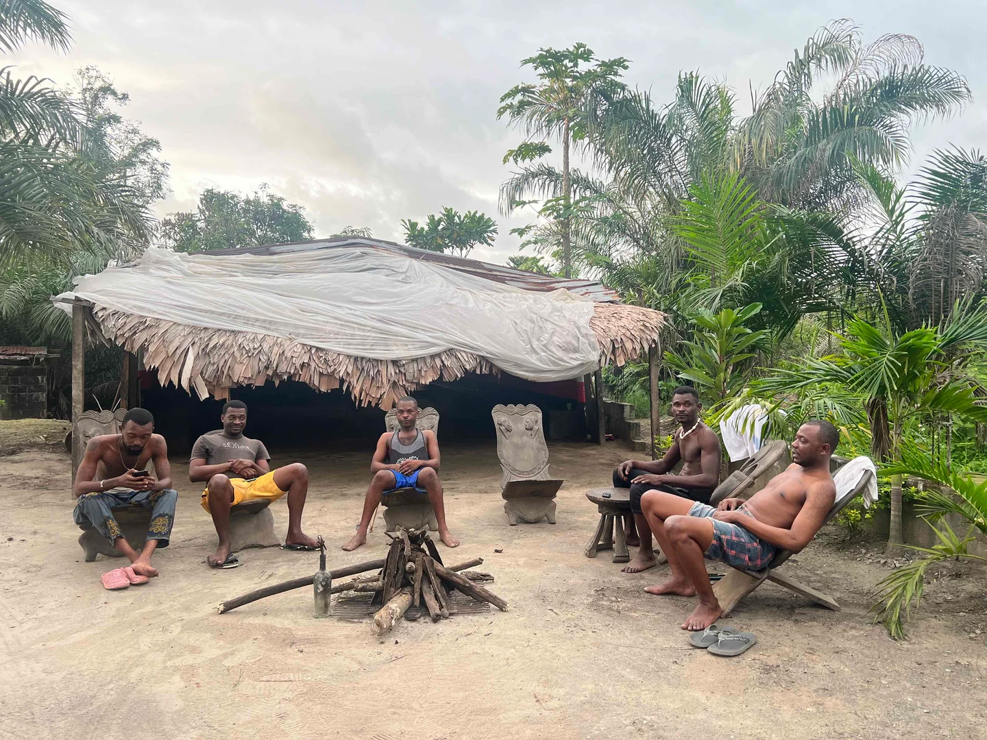 Participants réunis sous une paillote du village Mikumu