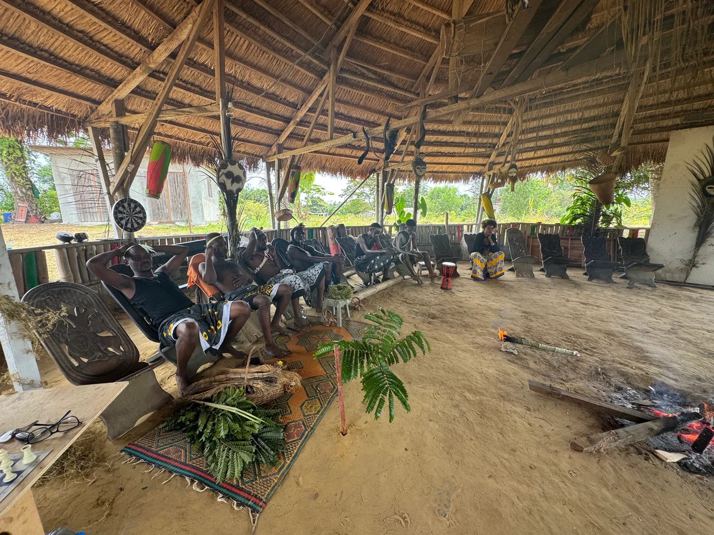 Participants sous une grande paillote à Ndossi Village