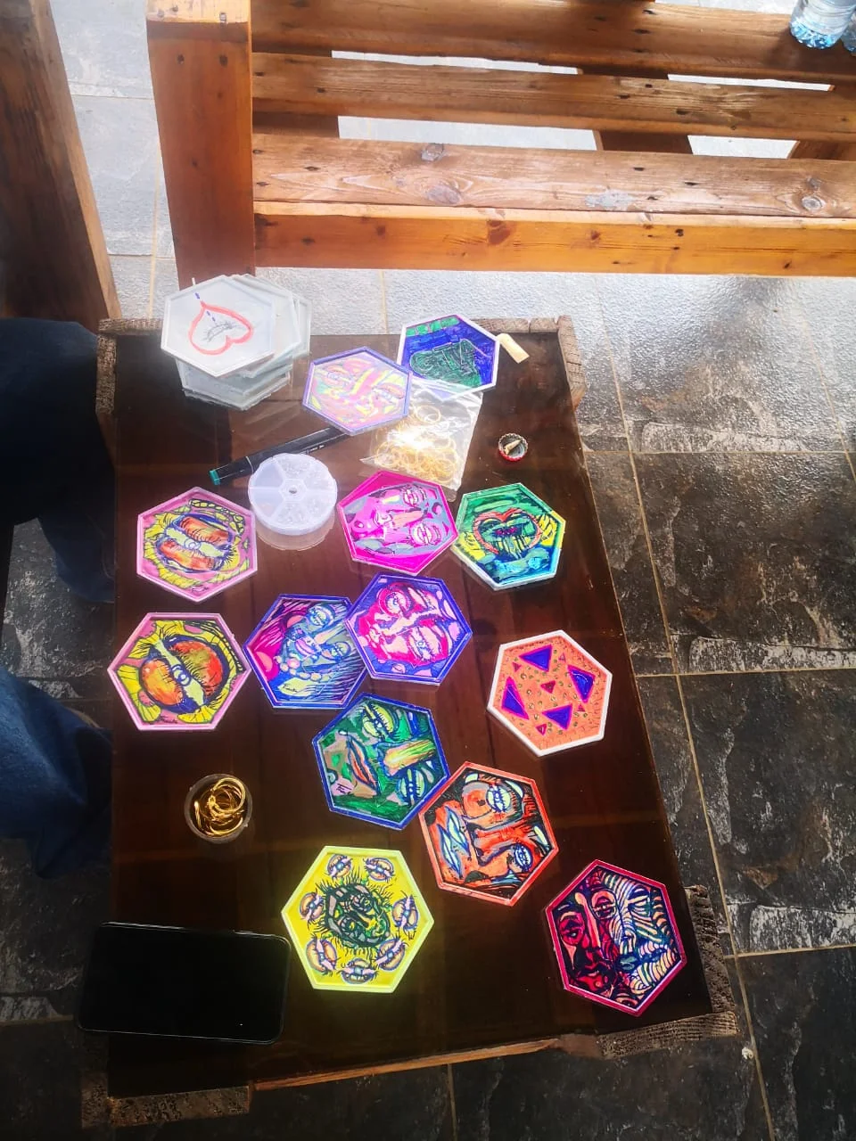 Petits objets et bijoux colorés en matériaux recyclés