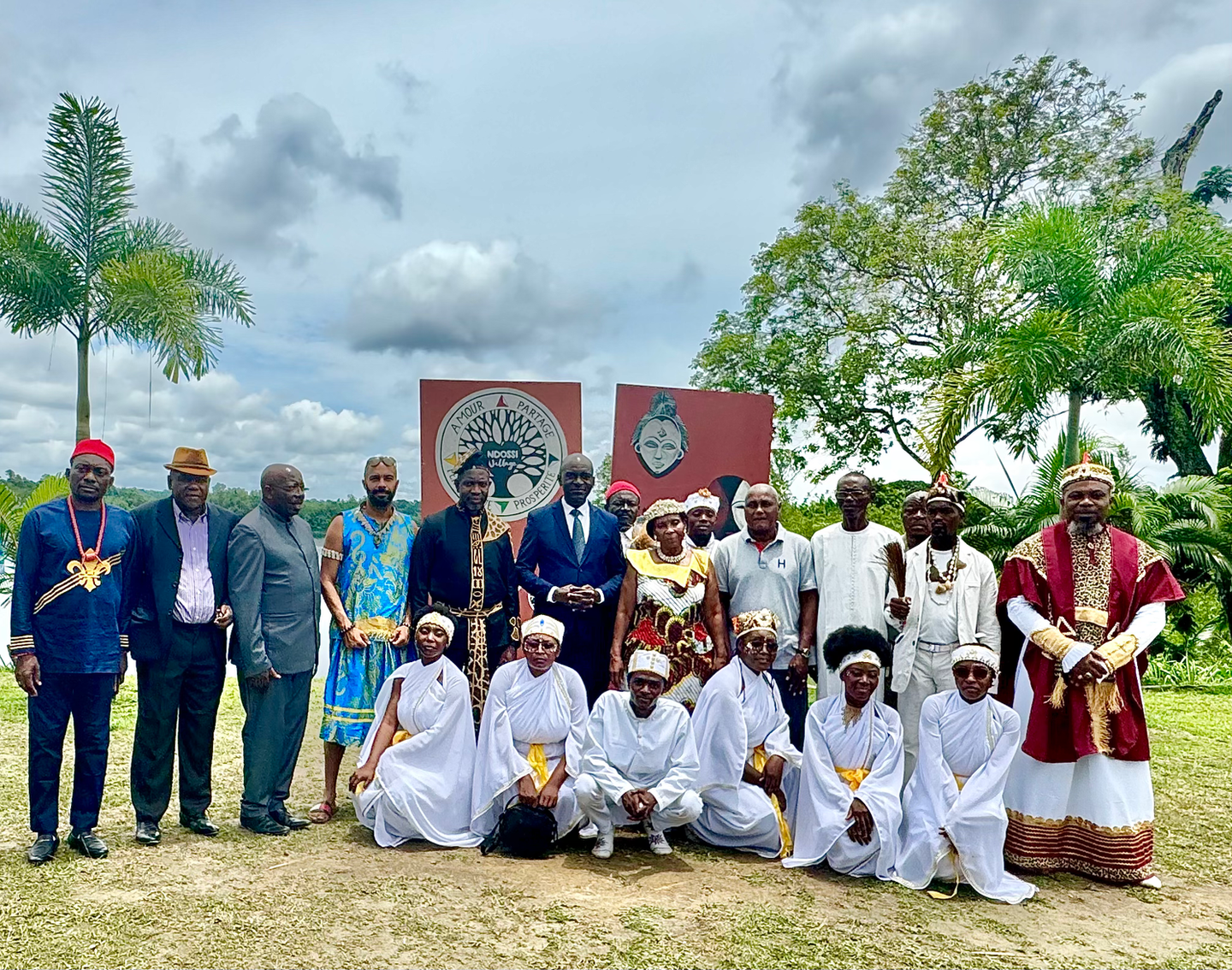 Portrait de groupe avec danseurs et participants d’une rencontre culturelle