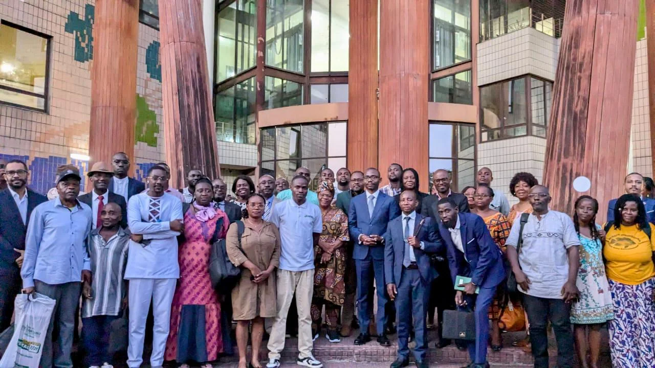 Portrait de groupe devant un bâtiment lors d’une réunion du GEF-SGP