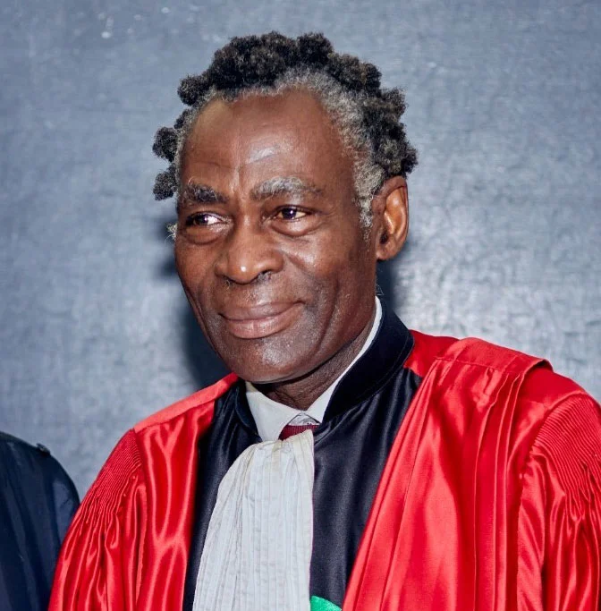 Portrait du Pr Henri-Paul Bourobou Bourobou en tenue rouge et noire