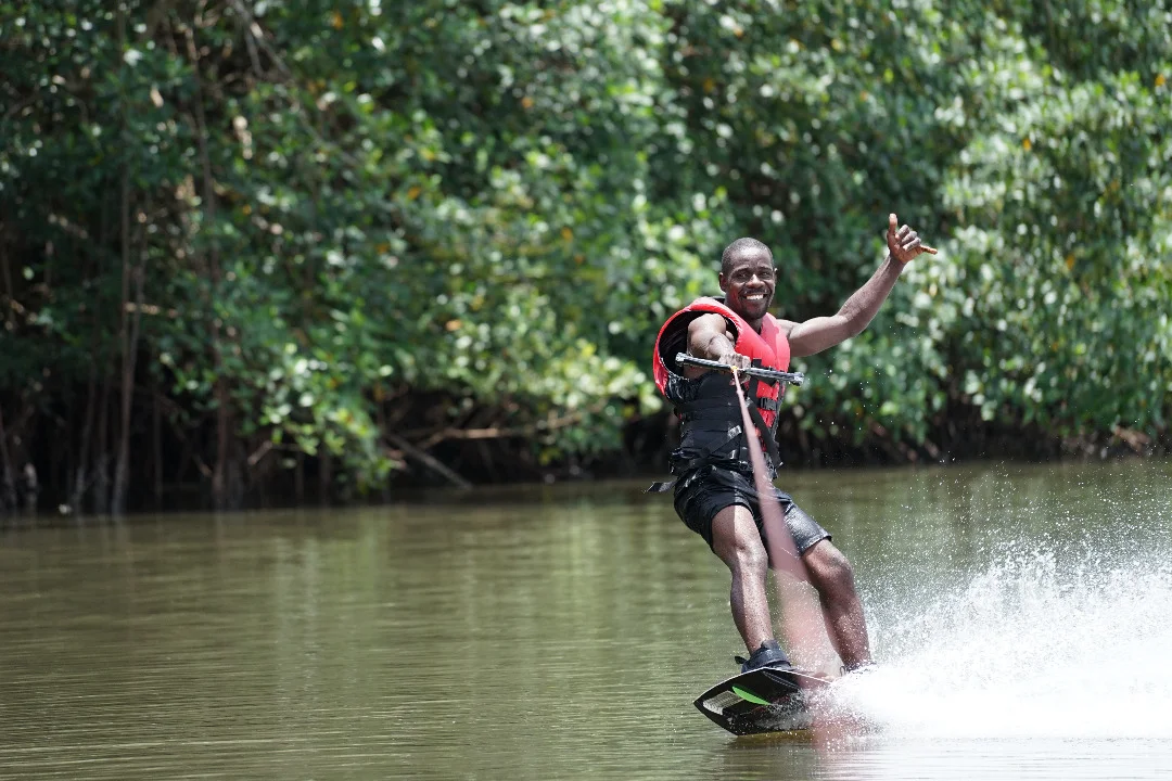 Pratique du wakeboard sur la rivière Tsini à Ndossi Village