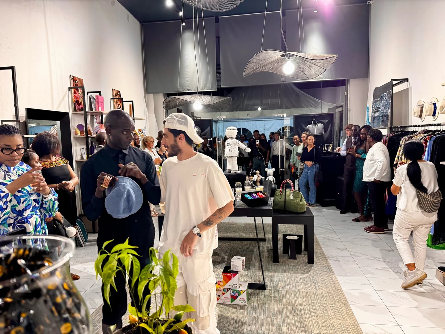 Public réuni dans une salle d’exposition culturelle