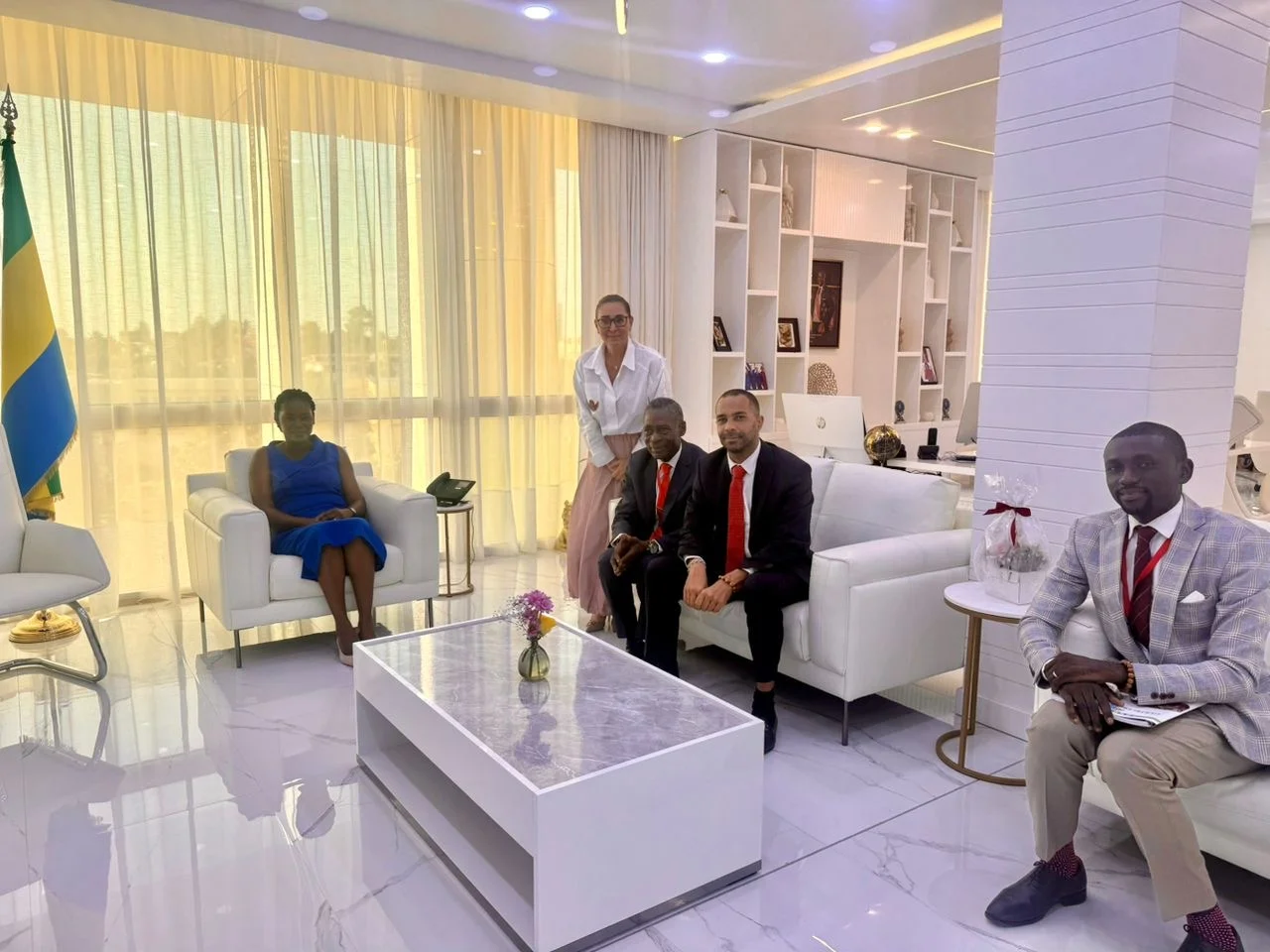Rencontre au cabinet de la Première dame du Gabon, avec délégation assise