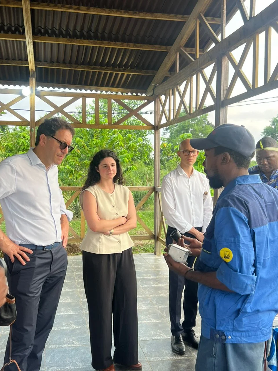 Rencontre avec l’ambassadeur de France sous une paillote de Ndossi Village