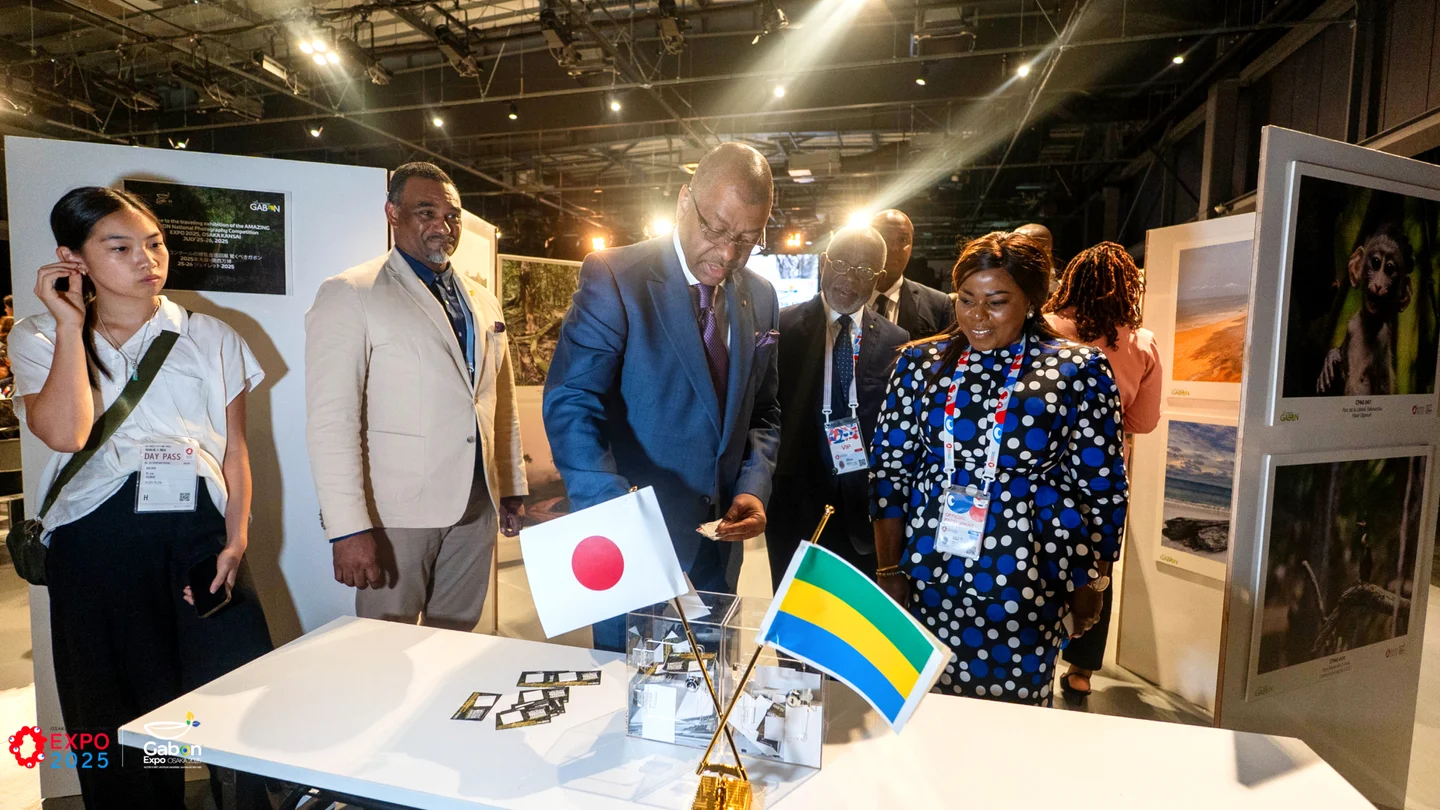 Stand du Gabon à Osaka avec drapeaux japonais et gabonais