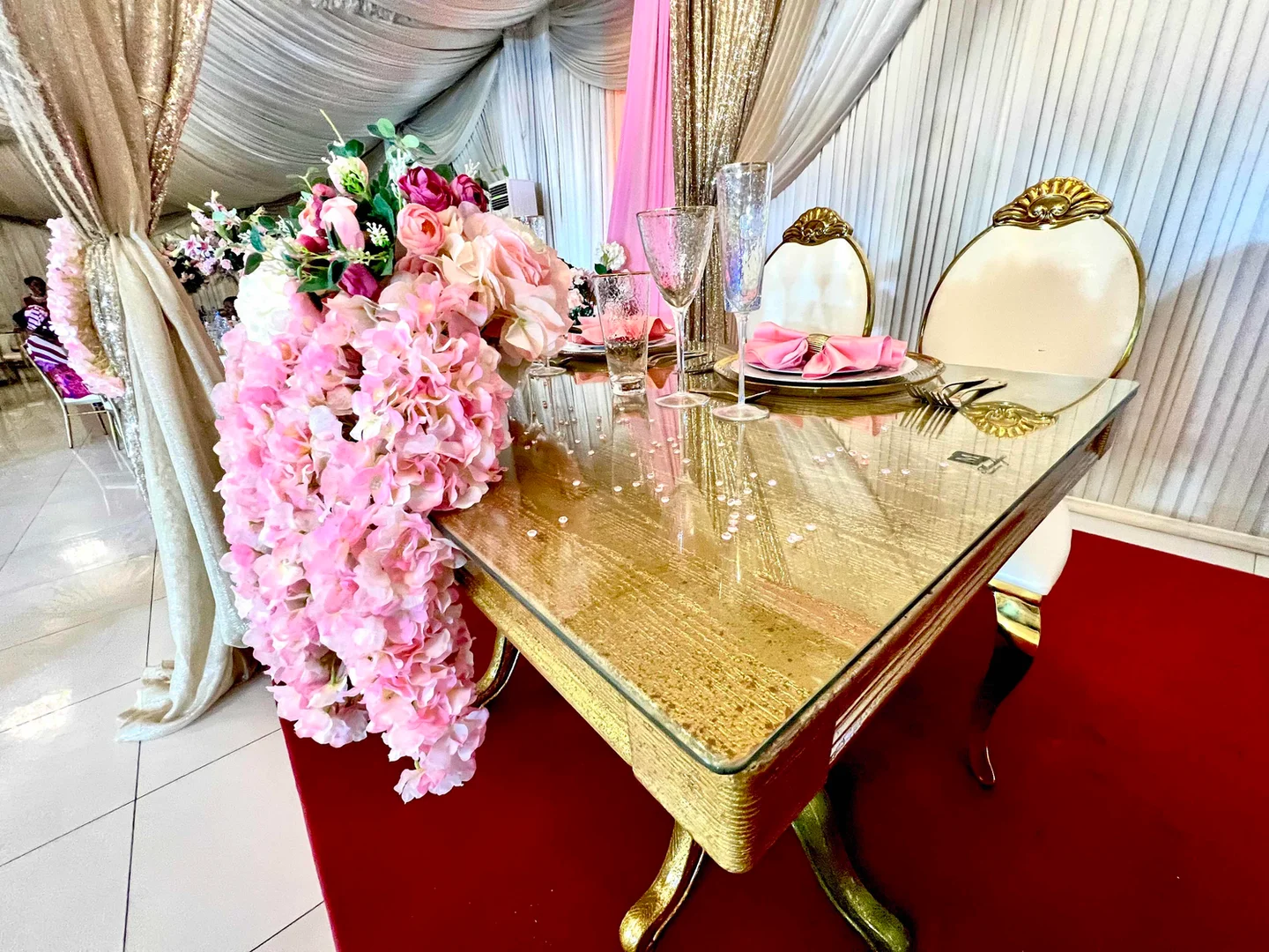 Table décorée de fleurs roses et blanches pour une réception