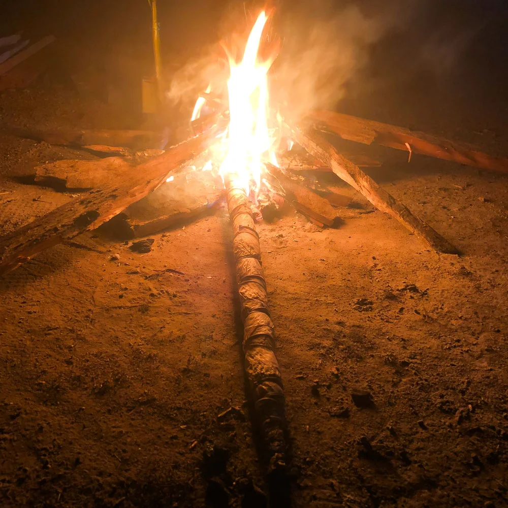 Torche Moupeto allumée dans la nuit, à base de résine d’okoumé