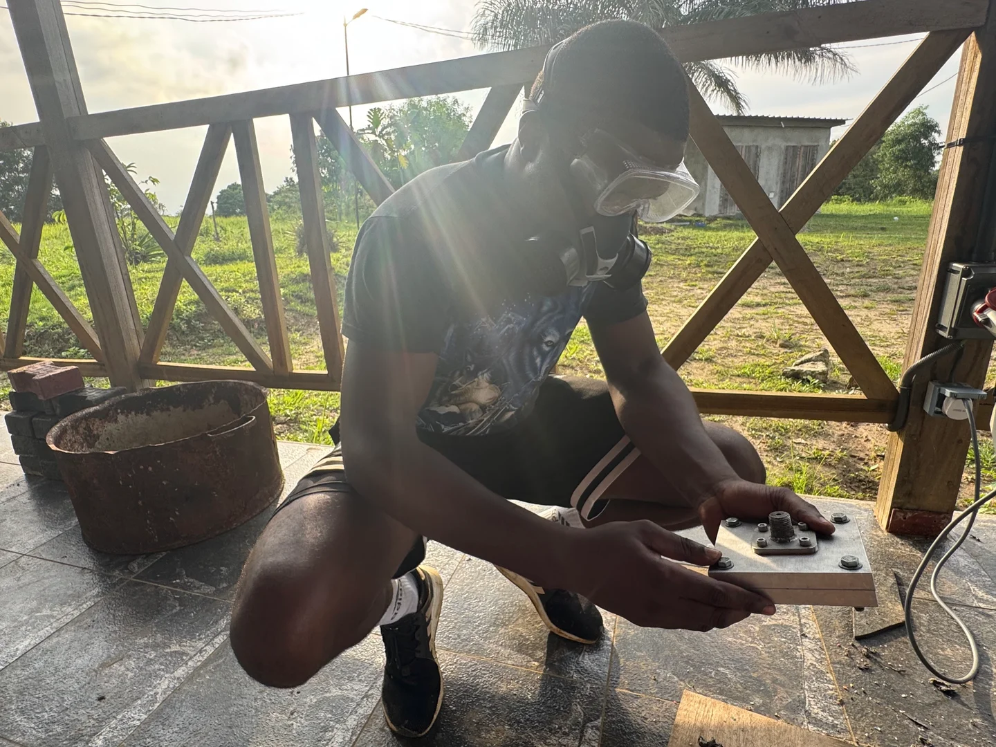 Travail de transformation de matériaux dans un atelier de recyclage