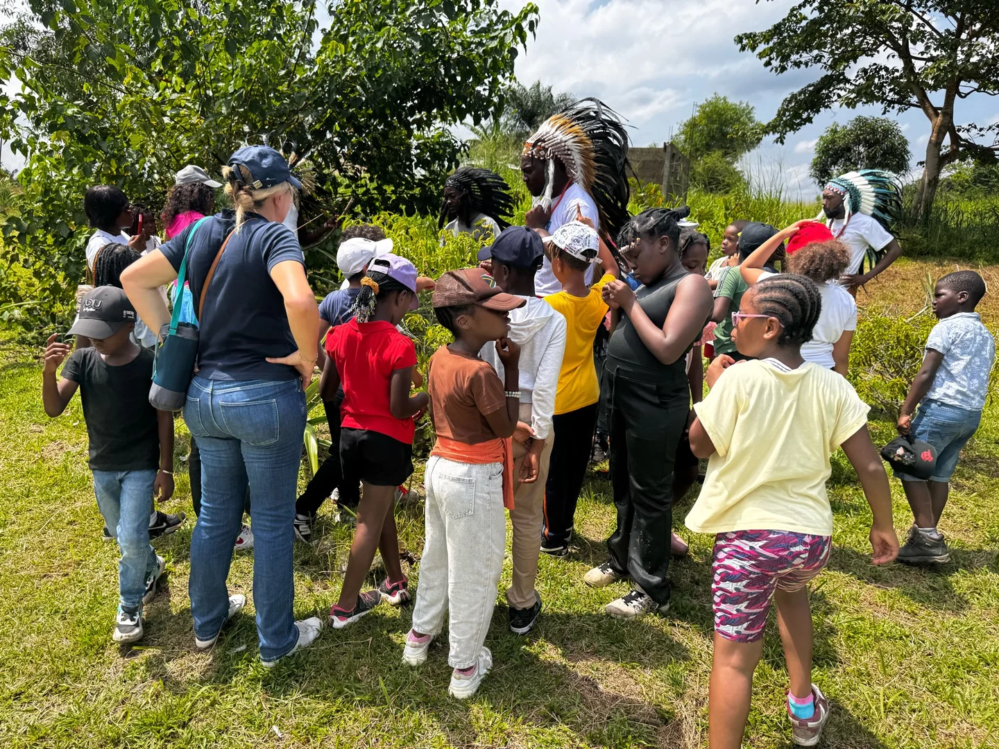 Visite d’élèves et d’accompagnateurs dans les jardins de Ndossi Village