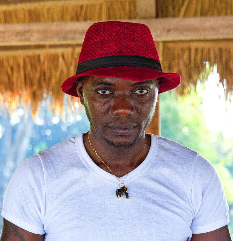 Yvon Moussirou en chapeau rouge et polo blanc